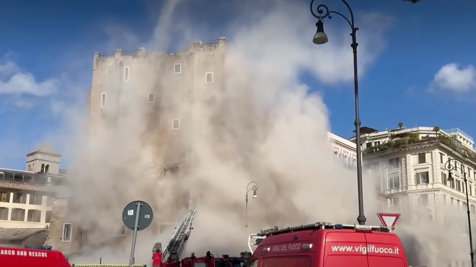 В центре Рима частично развалилась древняя башня