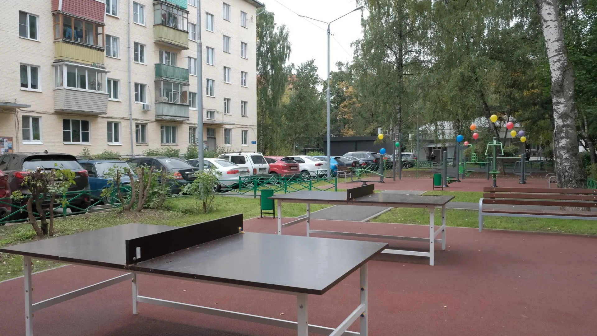 Стол для пинг‑понга установили на игровой площадке на Речной улице Красногорска