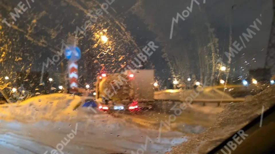Съезд на МКАД частично заблокирован фурами в Москве
