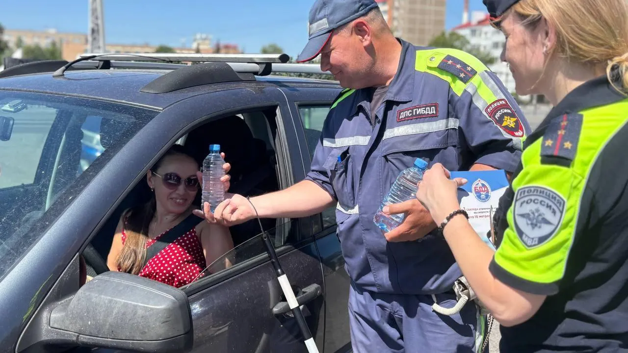 В Подольске сотрудники Госавтоинспекции раздают водителям бутылки с водой