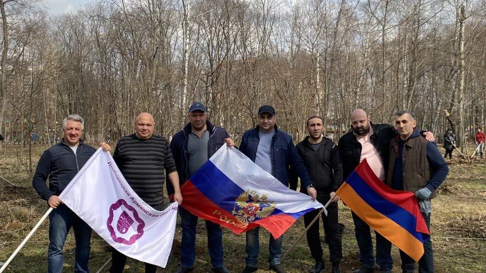 Более 10 мешков листвы собрали в парке Люберец на тематическом субботнике