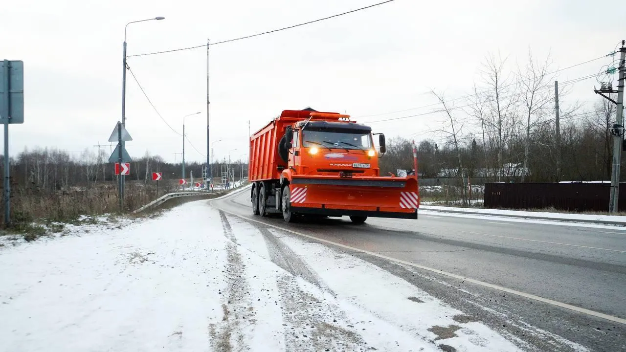 Дорожники Подмосковья продолжают обрабатывать дороги противогололедными материалами