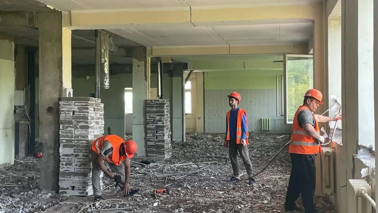 В Пушкине продолжается капремонт взрослой поликлиники