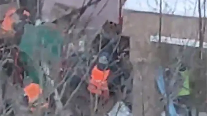 Опубликовано видео с места падения строительных лесов в Краснознаменске