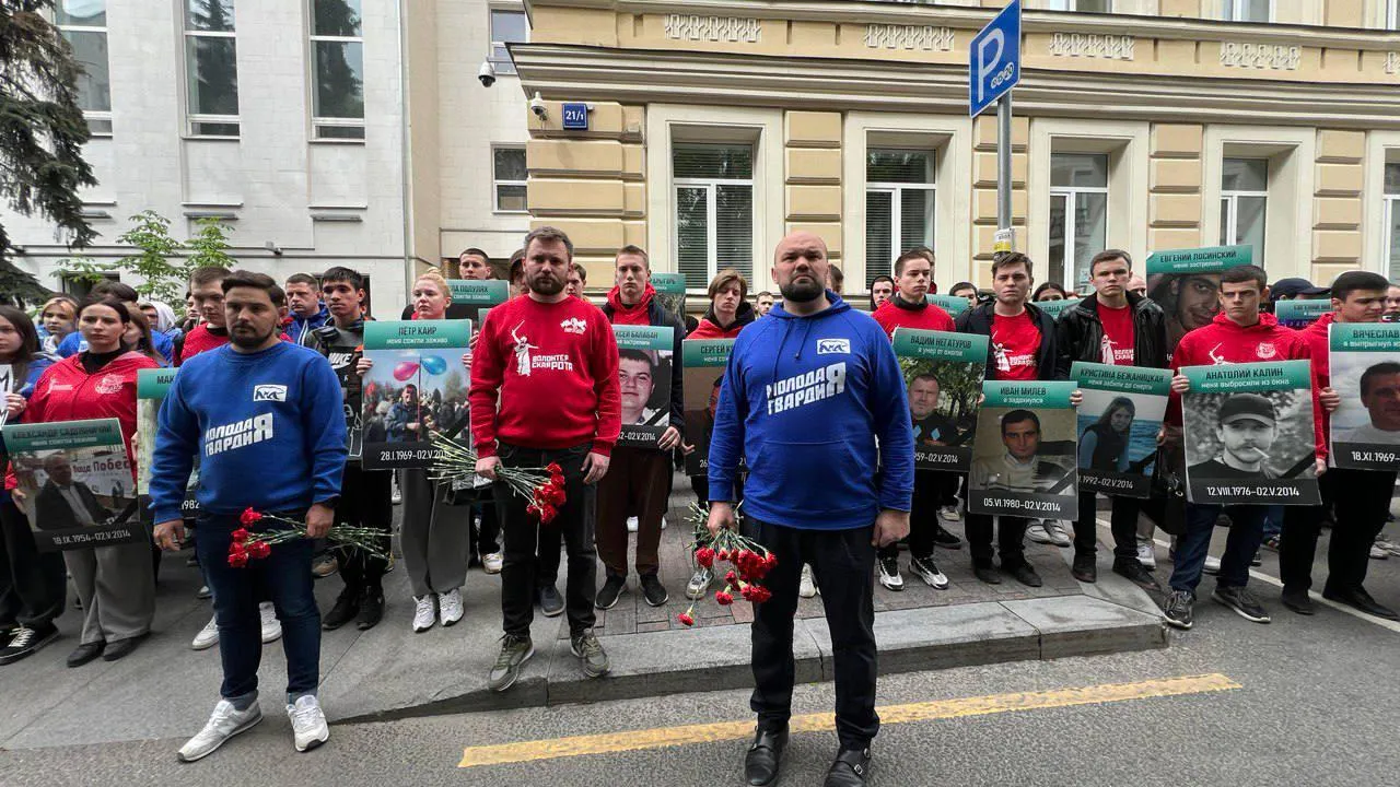 У посольства Украины в Москве заметили портреты погибших в Доме профсоюзов Одессы