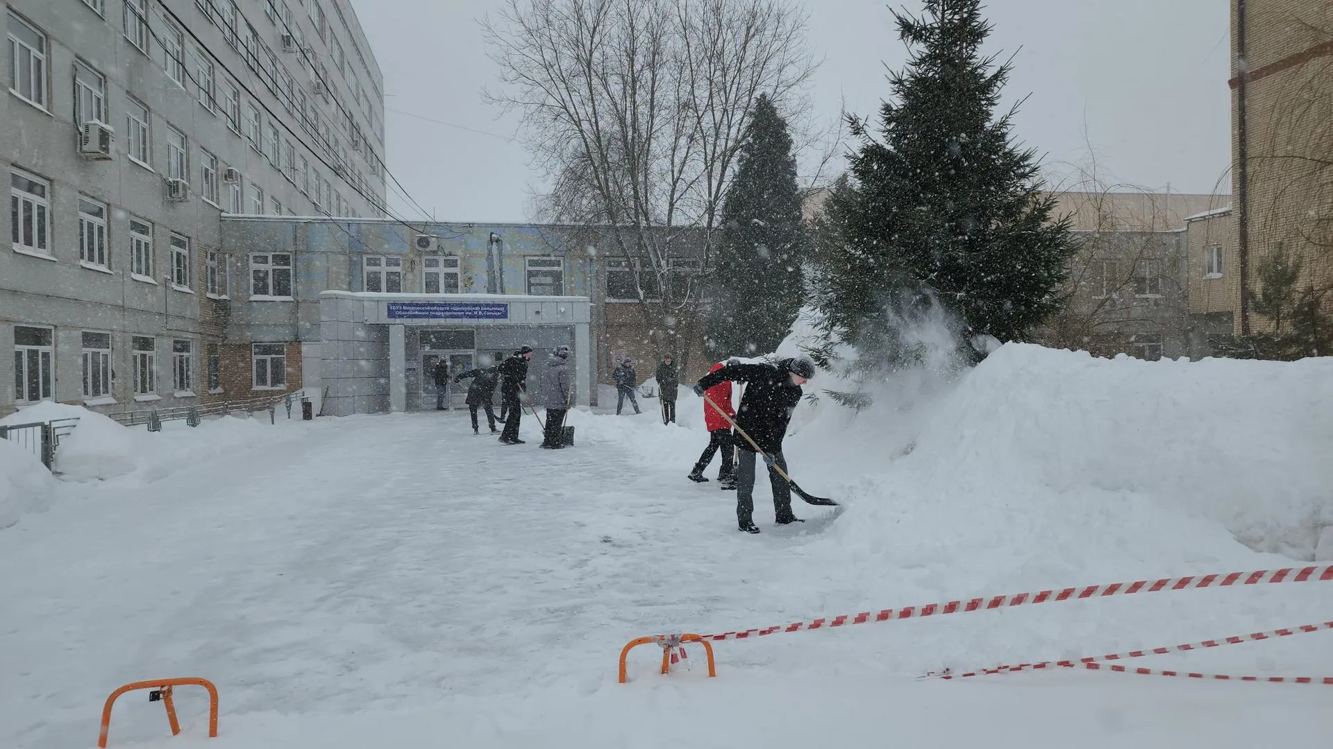Студенты Щелковского колледжа пришли на помощь в уборке снега фрязинской больнице