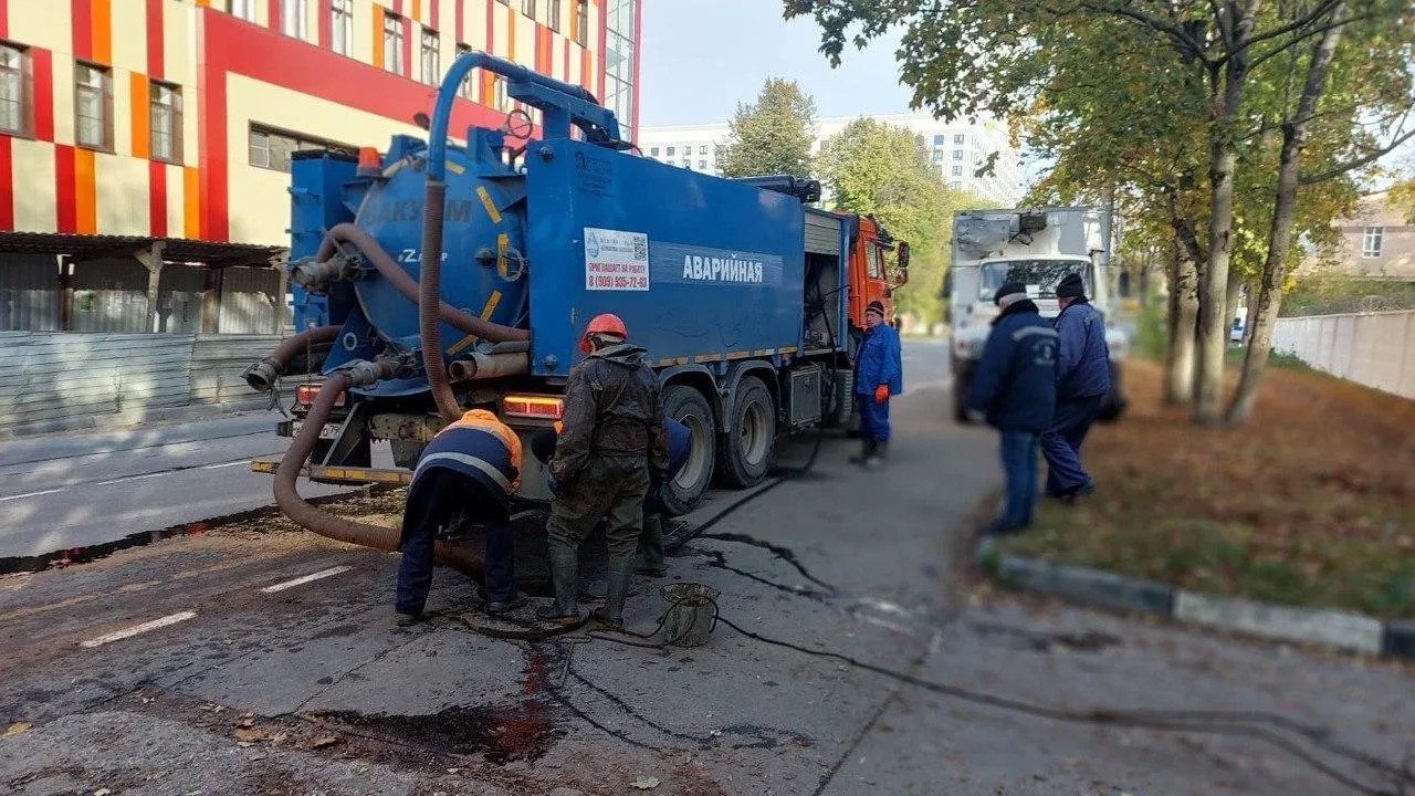 Канализационную линию по улице Краснознаменской промыли в Щелкове