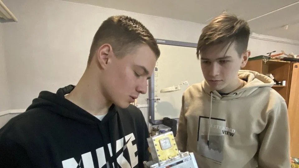 Ученики школы № 29 Подольска собрали спутник с оптическим телескопом