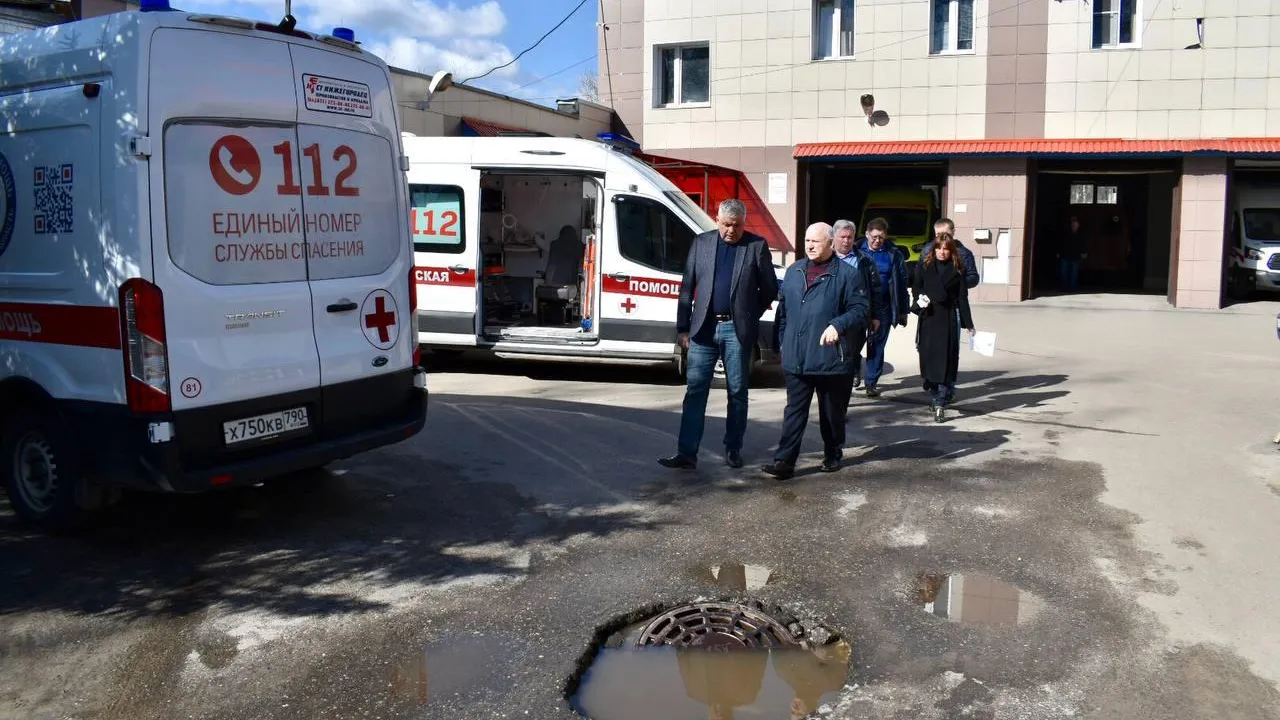 Люк‑дождеприемник на въезде к подстанции скорой помощи в Балашихе оперативно восстановят