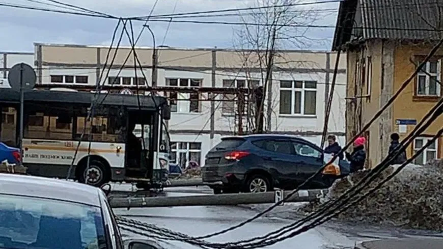 В Подольске грузовик сбил три опоры воздушных линий электропередач