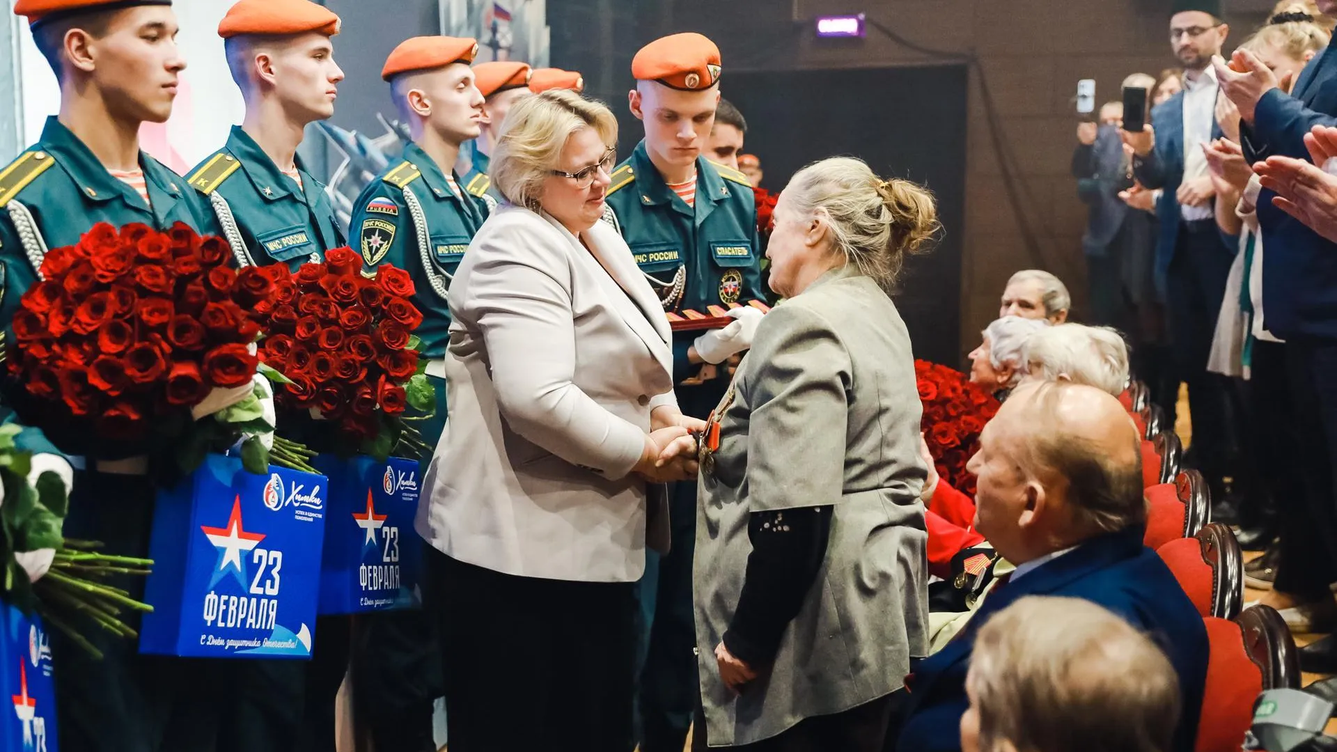 Врип главы Химок вручила ветеранам юбилейные медали в честь 80-летия Победы