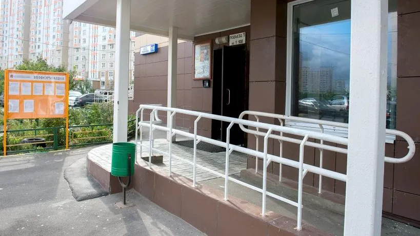Порядка 4,5 тыс дворов и подъездов в Подмосковье оснастили оборудованием для инвалидов