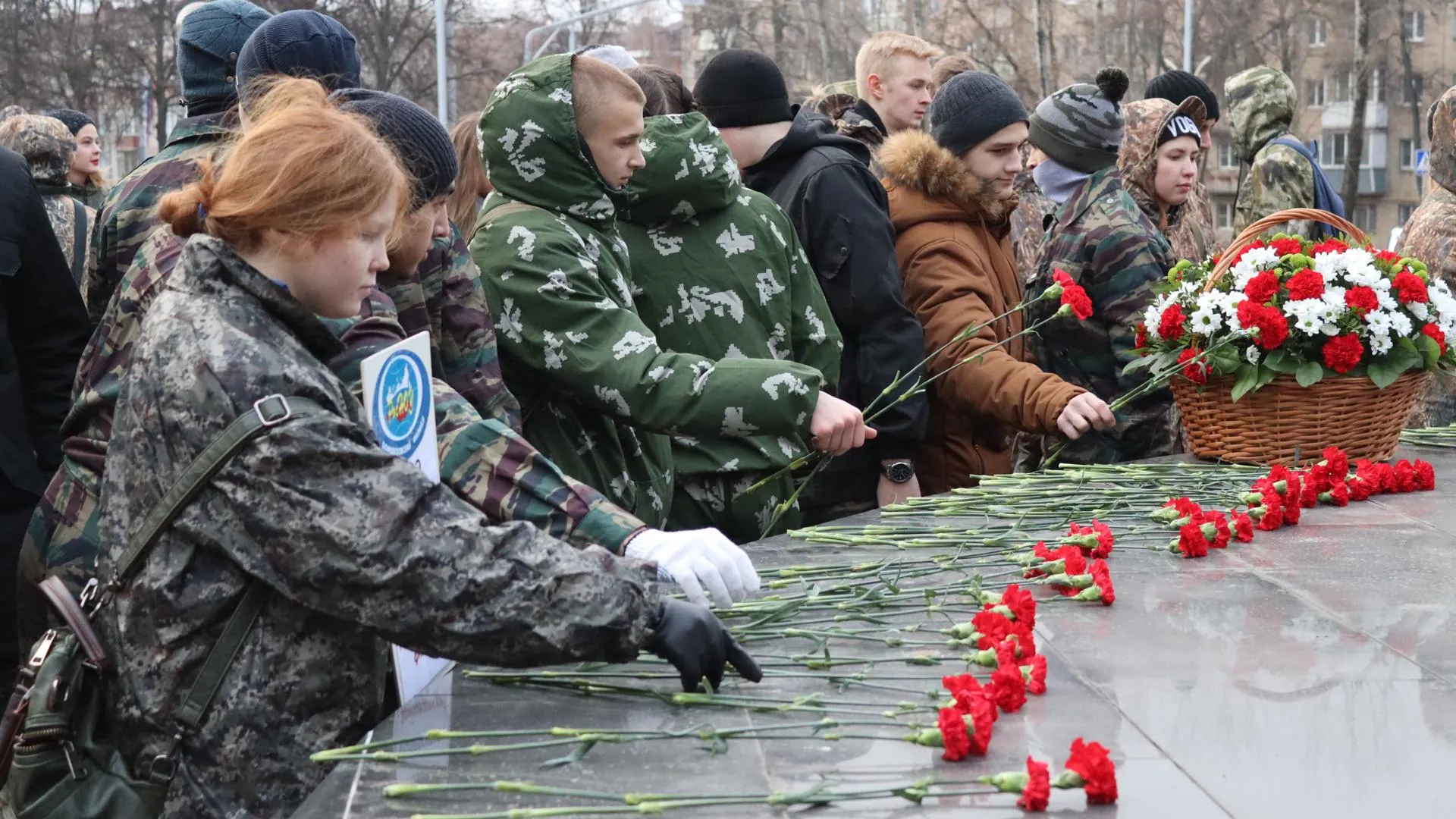 Юнармейцы Домодедова возложили цветы к Обелиску славы