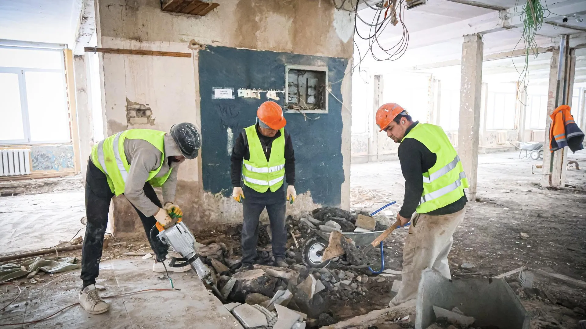 В Клину завершили 70% демонтажных работ в гимназии имени Ушинского