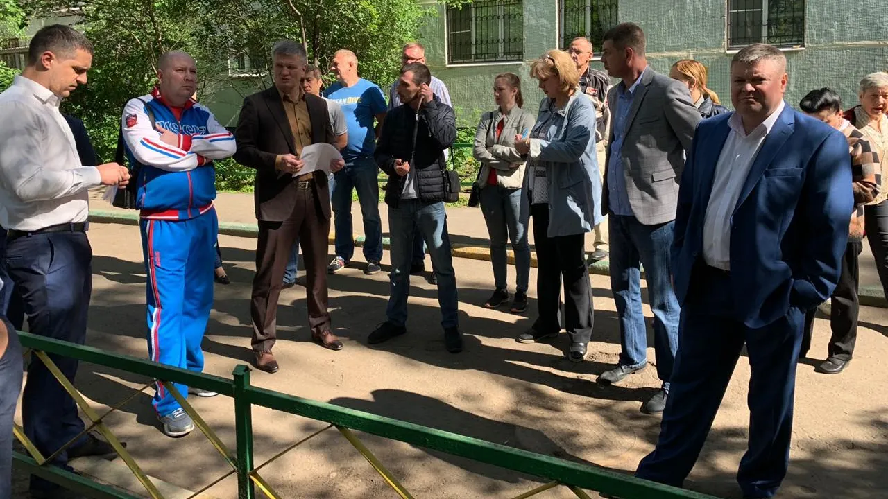 Депутат Мособлдумы обсудил с жителями дома на Южной улице Люберец благоустройство двора