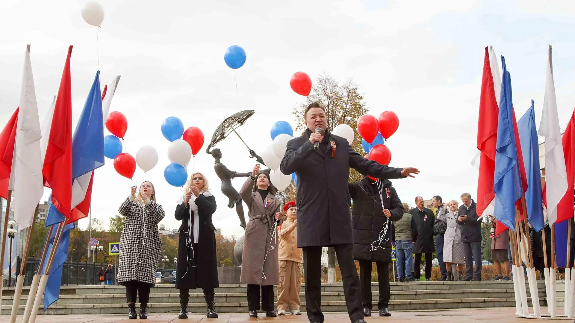 Патриотический концерт под девизом #СвоихНеБросаем прошел в парке Люберец