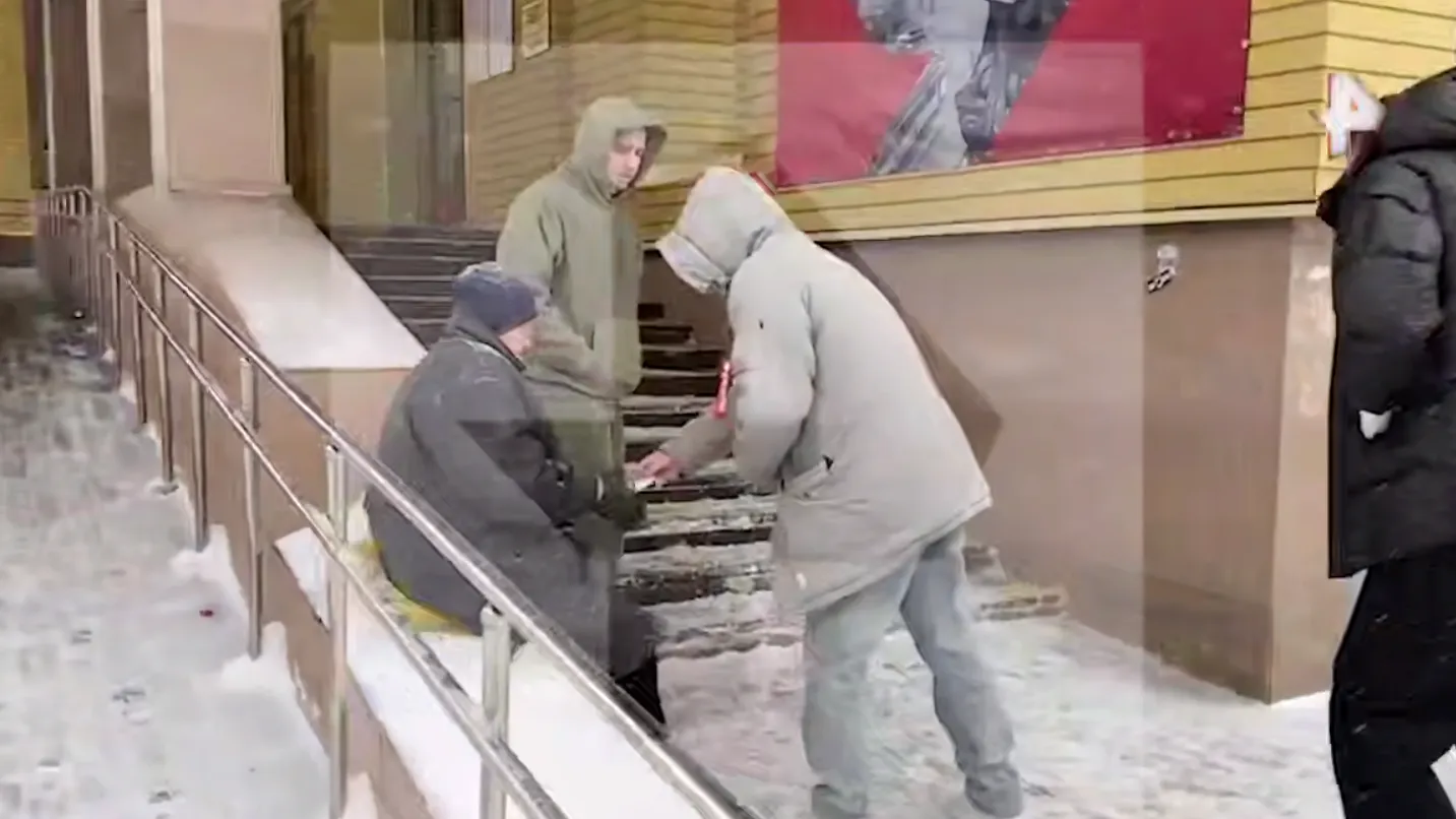 Плюсик к карме: Гуф подал милостыню сидящей у зала суда бабушке — видео