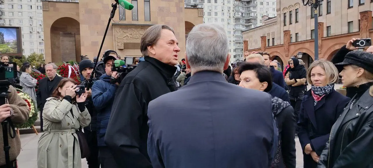 Константин Эрнст на церемонии прощания с режиссером и телеведущим Тиграном Кеосаяном
