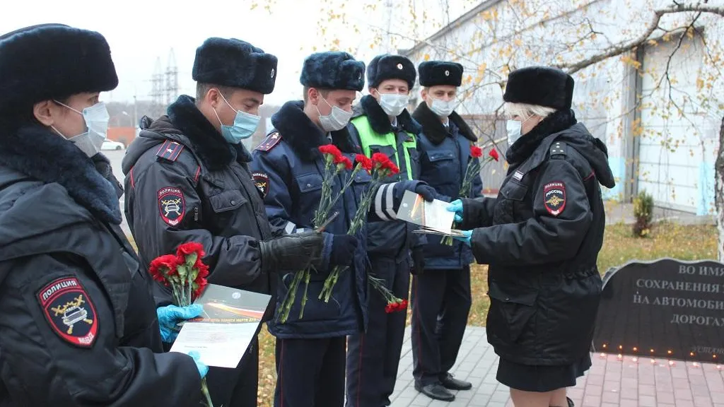 Инспекторы ГИБДД Люберец почтили память погибших участников дорожного движения