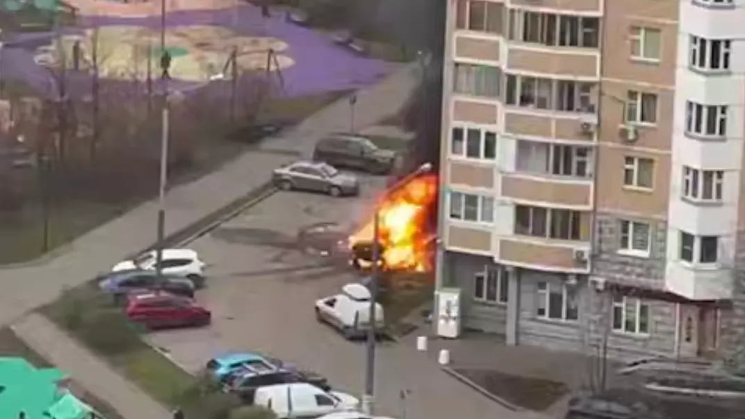 Стекла выбило в многоэтажке в Московском из-за взрыва Land Cruiser во дворе