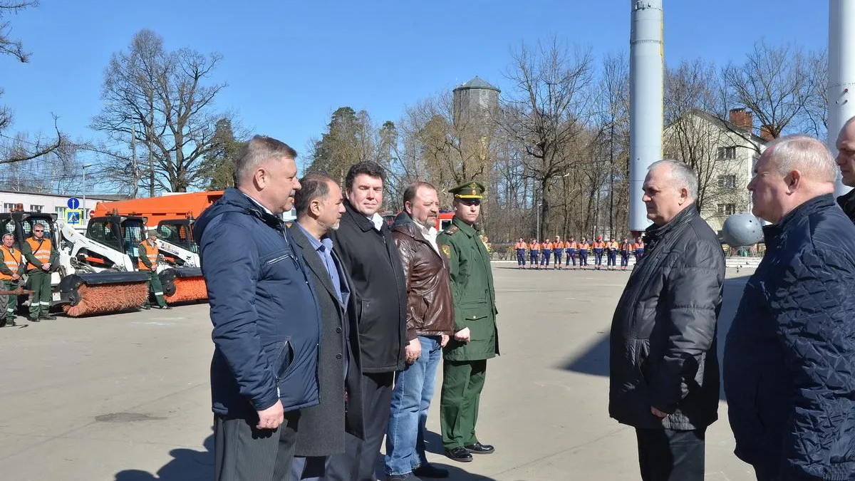 Парад коммунальной техники открыл месячник по благоустройству во Власихе