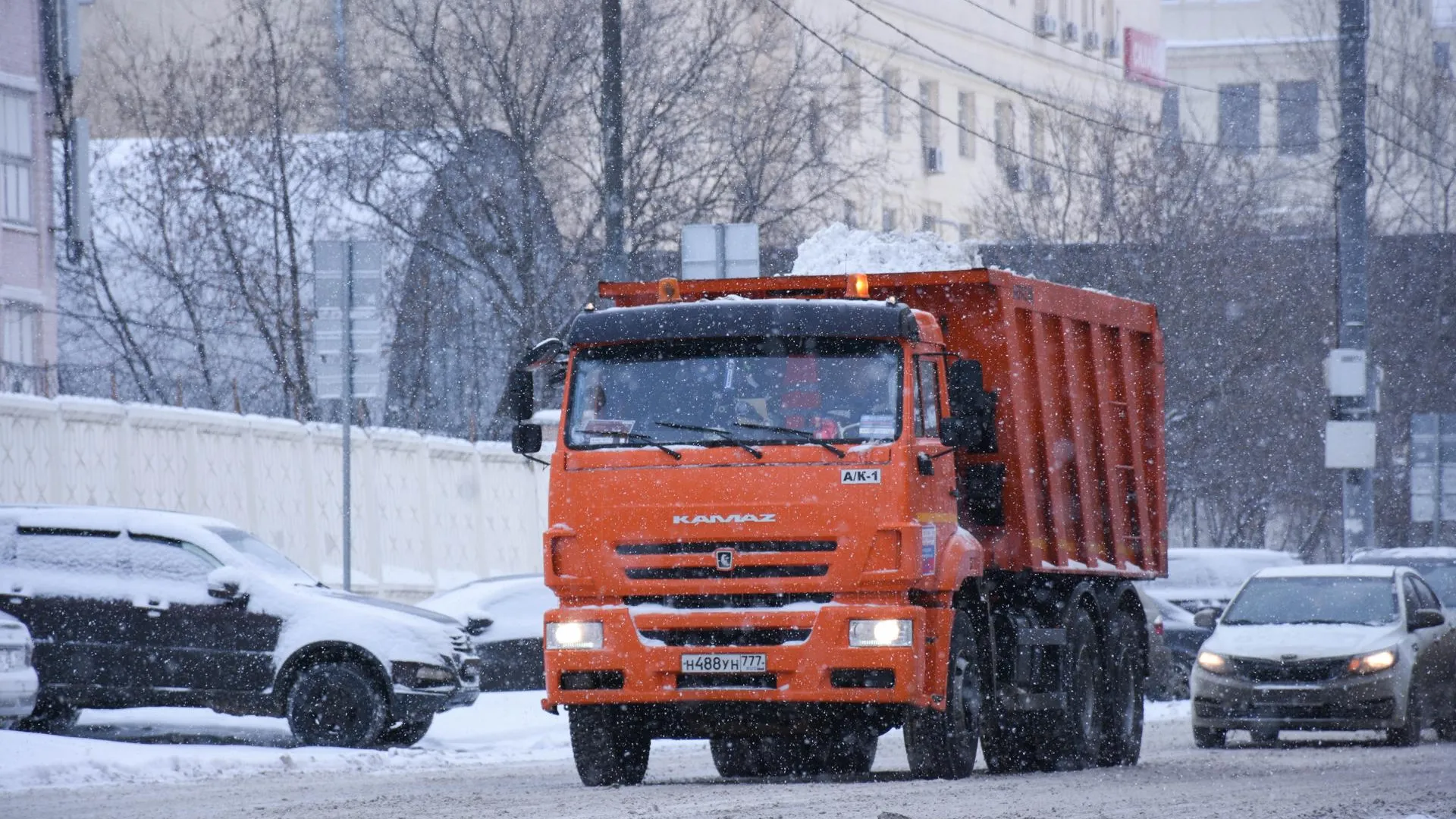 Дорожный комплекс Подмосковья перешел на усиленный режим работы из‑за снегопада