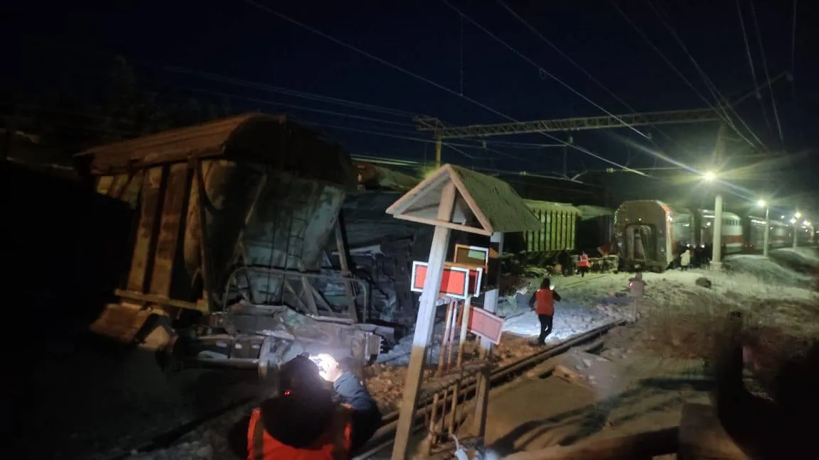 Видео с места столкновения пассажирского и грузового поездов в Мурманской области