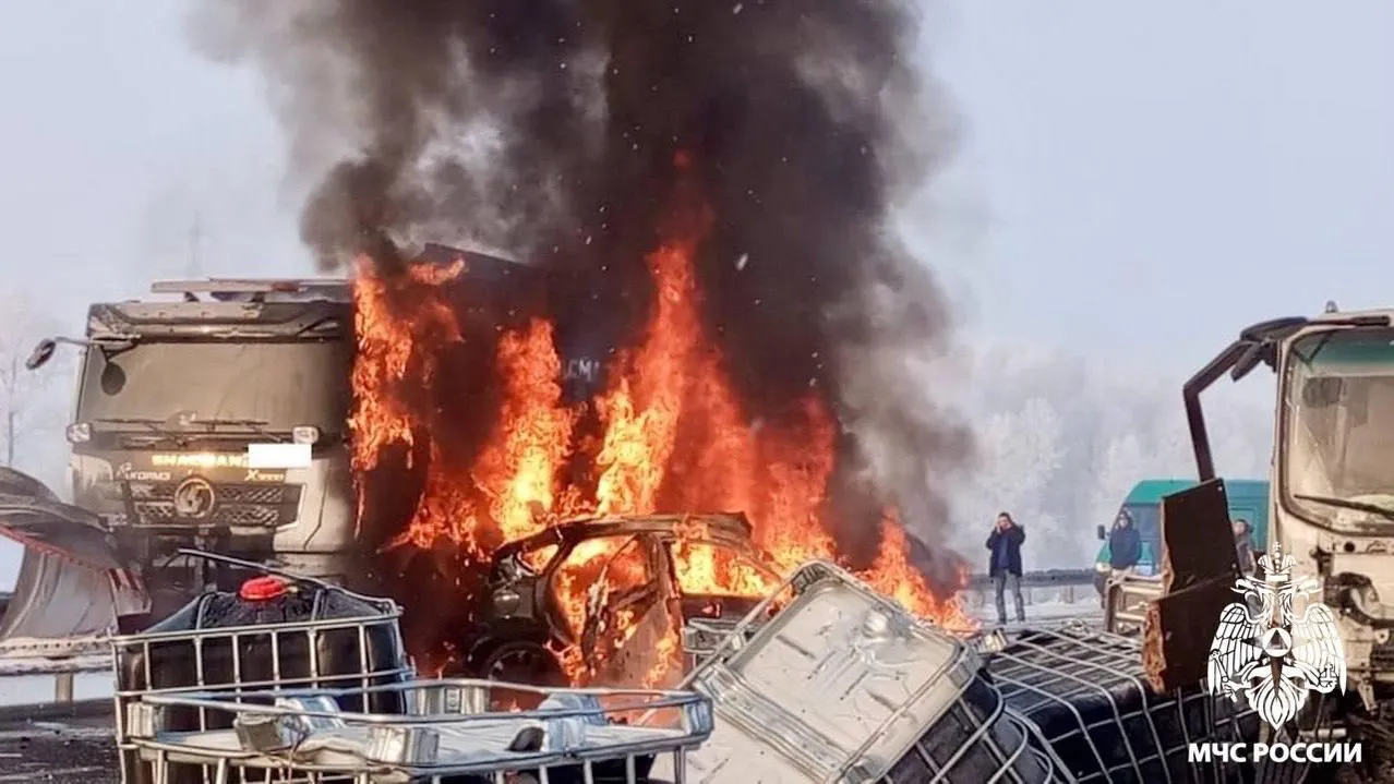 Полыхающие машины: страшное ДТП произошло на трассе в Кузбассе