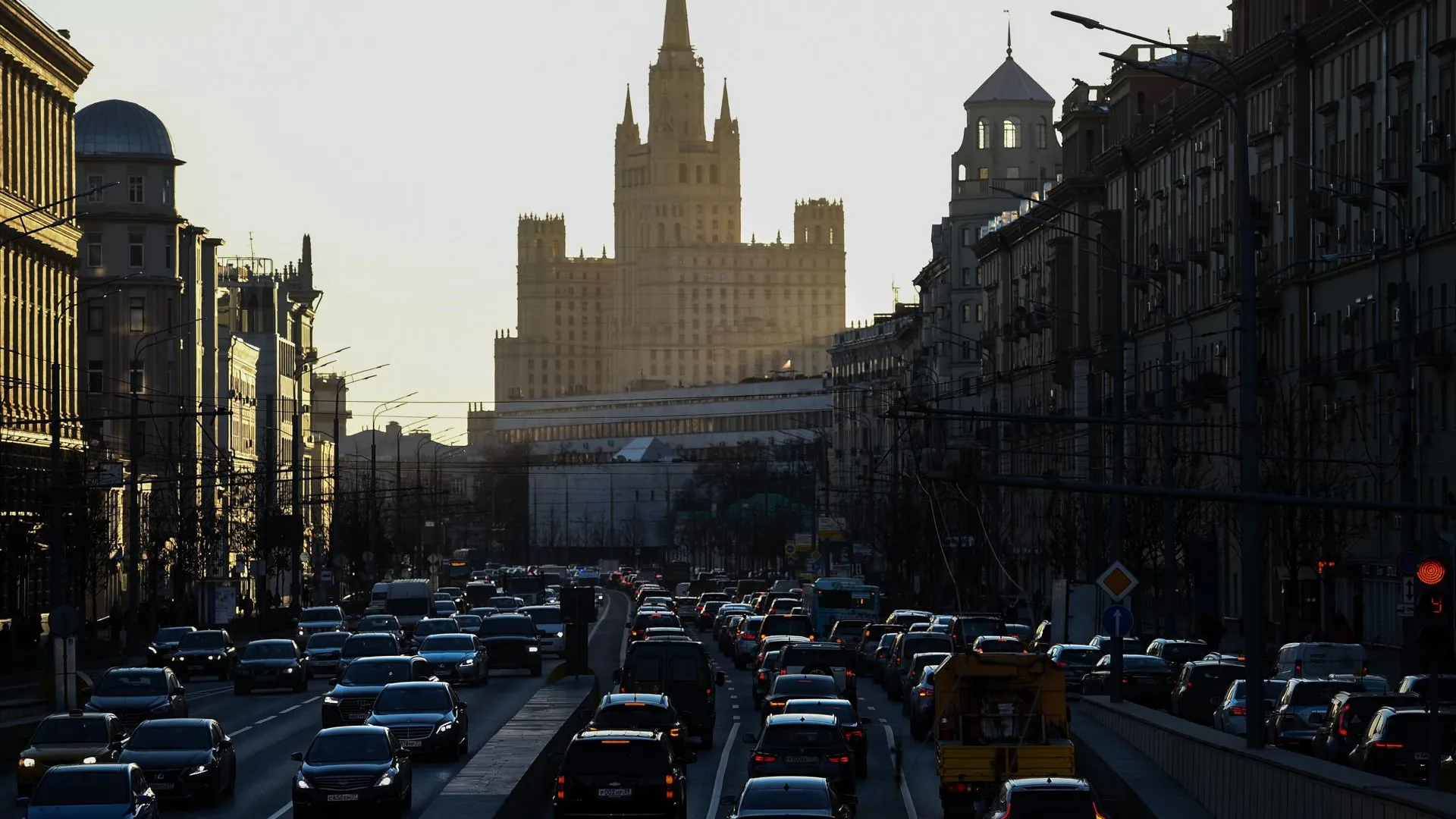 8‑балльные пробки образовались на дорогах Москвы в вечерний час пик