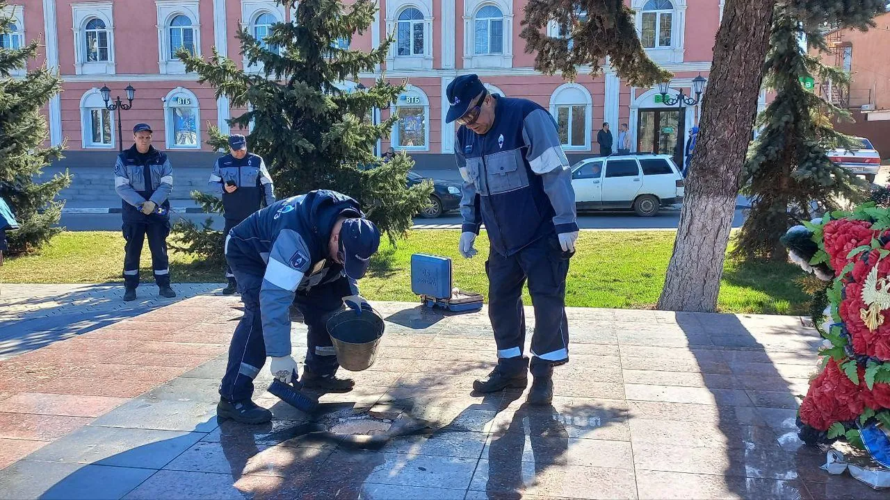 Сотрудники «Мособлгаза» провели техобслуживание Вечного огня в Бронницах