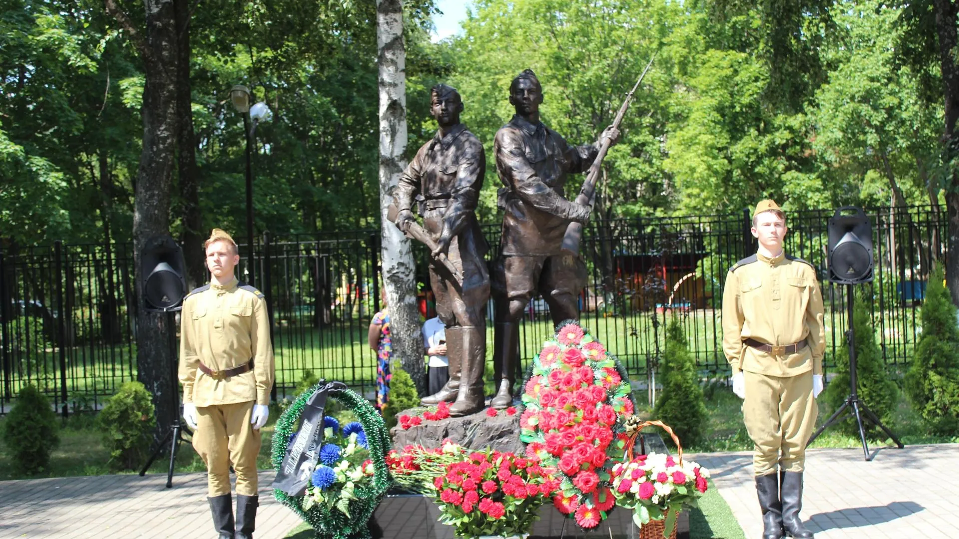 Цветы возложили к памятникам в Подольске накануне Дня памяти и скорби