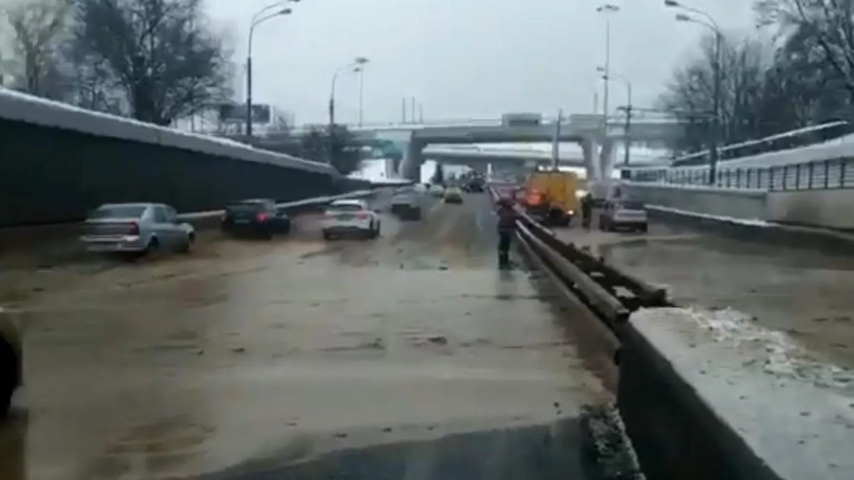 Видео затопления Тушинского тоннеля в Москве появилось в Сети