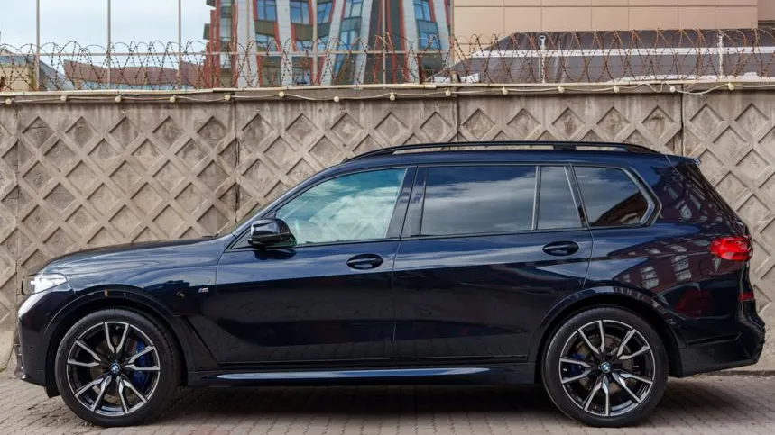 Самарец 3 года не может вернуть свой BMW X7 за 12 миллионов