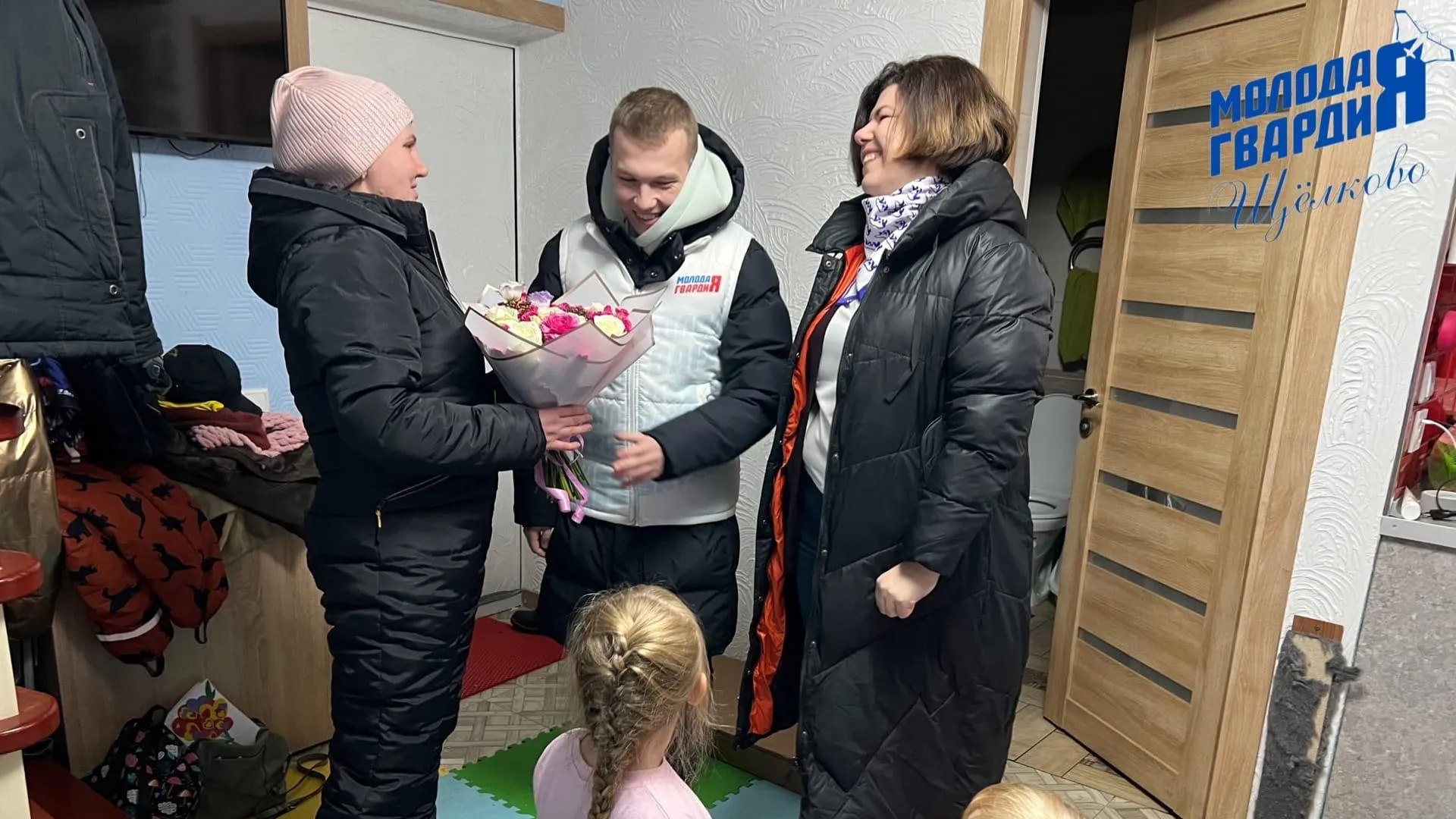 Молодогвардейцы Щелкова поздравили жену мобилизованного с Днем матери