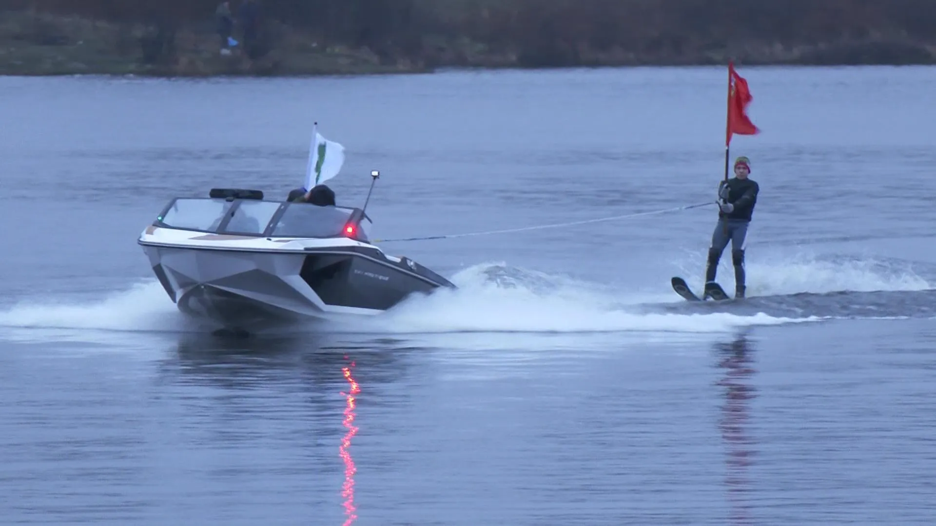 В подмосковную Дубну из США доставили специальный катер для воднолыжников