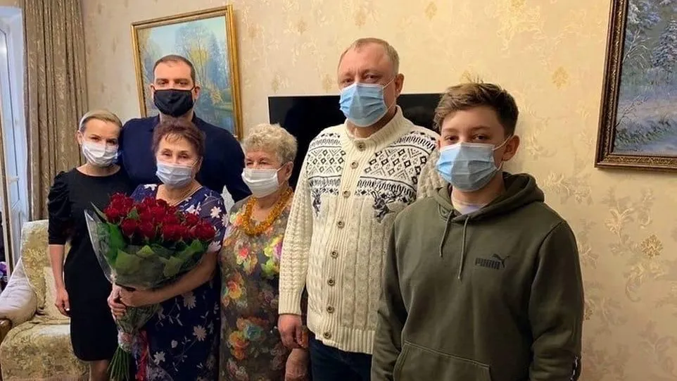 Руководители УМВД Подольска поздравили родителей Героя РФ Монетова с праздниками