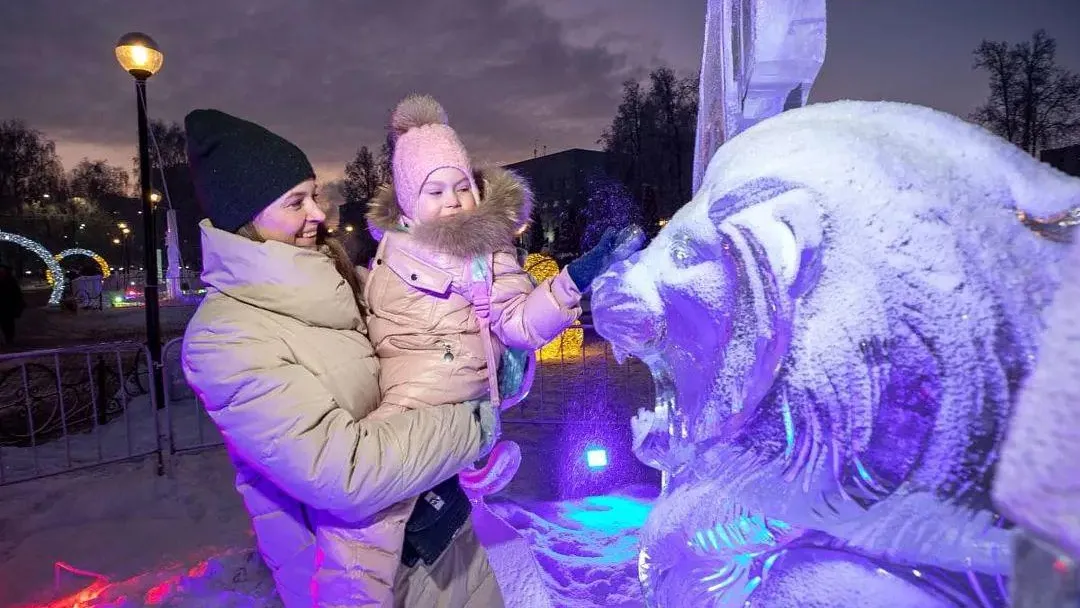Жители и гости Подольска могут полюбоваться на фигуры сказочных персонажей изо льда