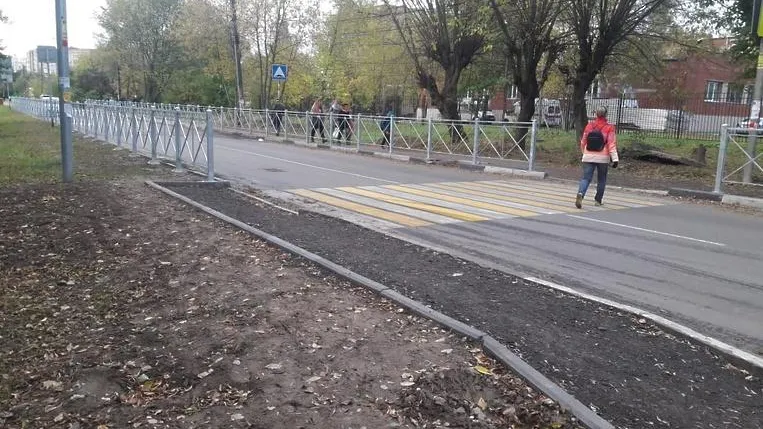 Подрядчик установил дорожное ограждение вблизи школы в Подольске