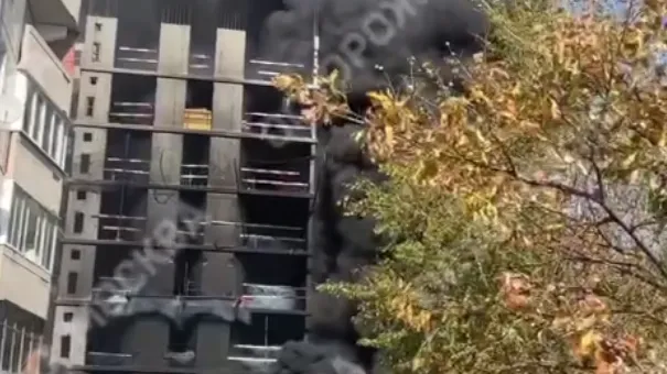 На юго-востоке Москвы загорелся строящийся жилой дом