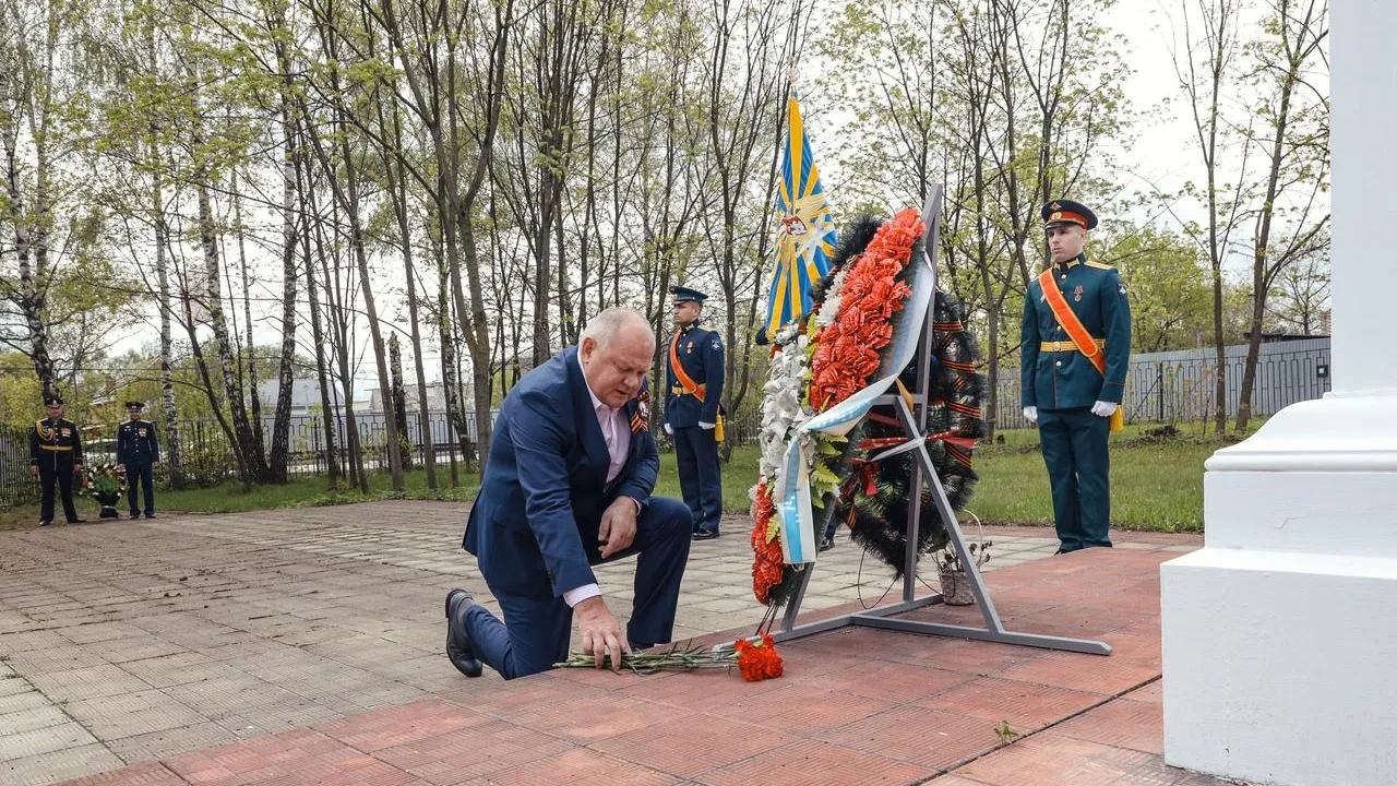 Депутат Балашихи возложил цветы к мемориалу памяти воинам‑победителям
