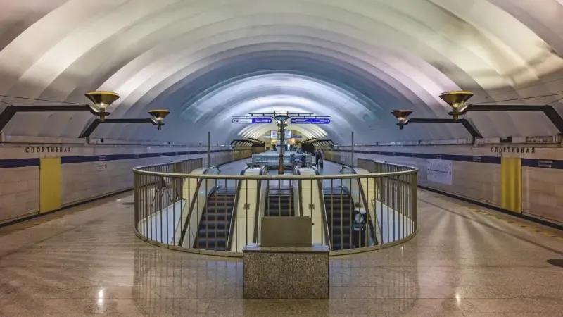 Пассажир метро в Петербурге засмотрелся в телефон и получил перелом бедра и носа