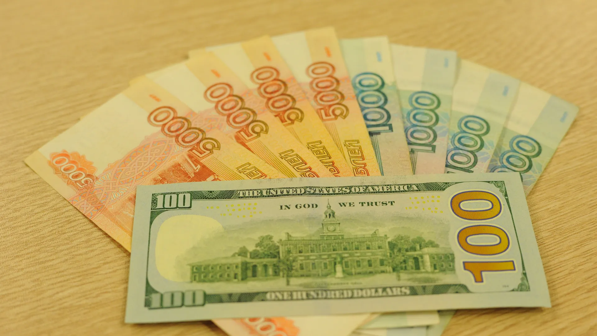 Доллар к рублю: в апреле курс валюты США может упасть ниже 80 руб.