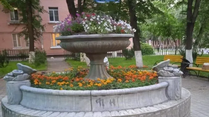 Двухуровневую клумбу отремонтировали на улице Кирова в Люберцах