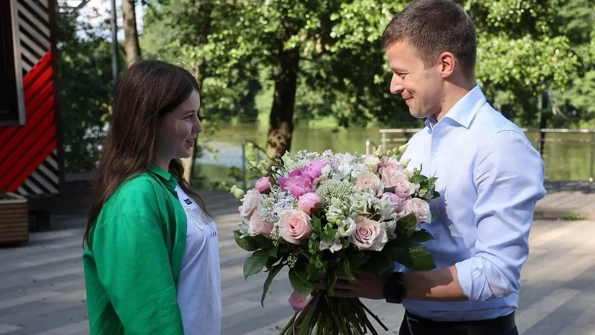 Глава Балашихи поздравил ученицу лицея, сдавшую три ЕГЭ на 300 баллов
