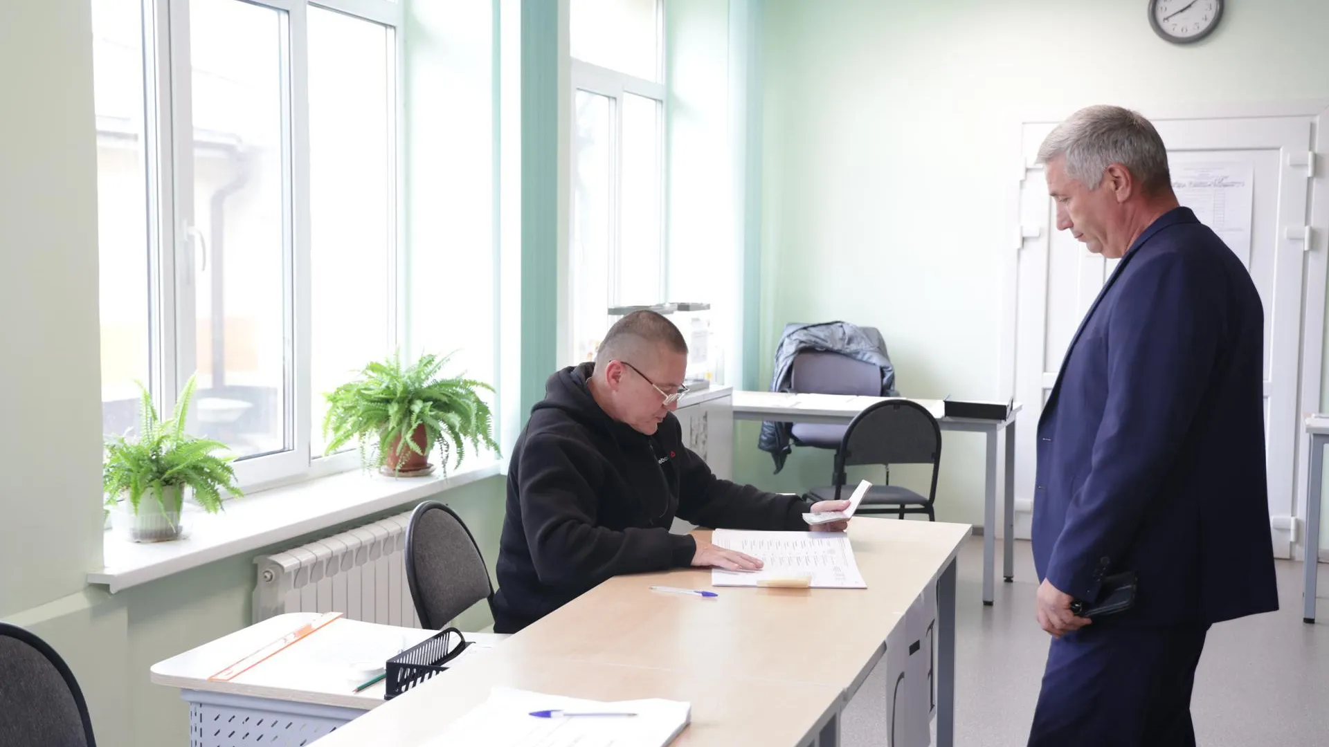 Сергей Шорников проголосовал на выборах губернатора в селе Осташево