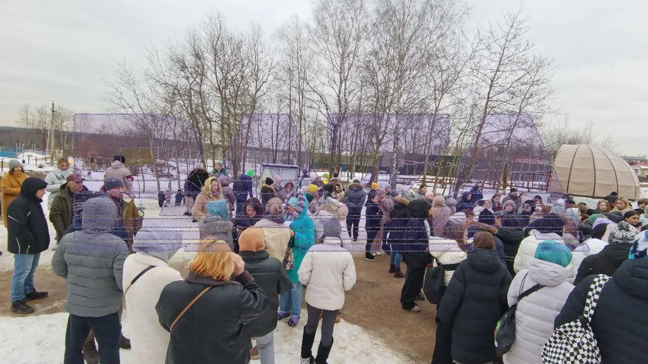 В Подмосковье дети и родители заступились за заподозренного в педофилии учителя