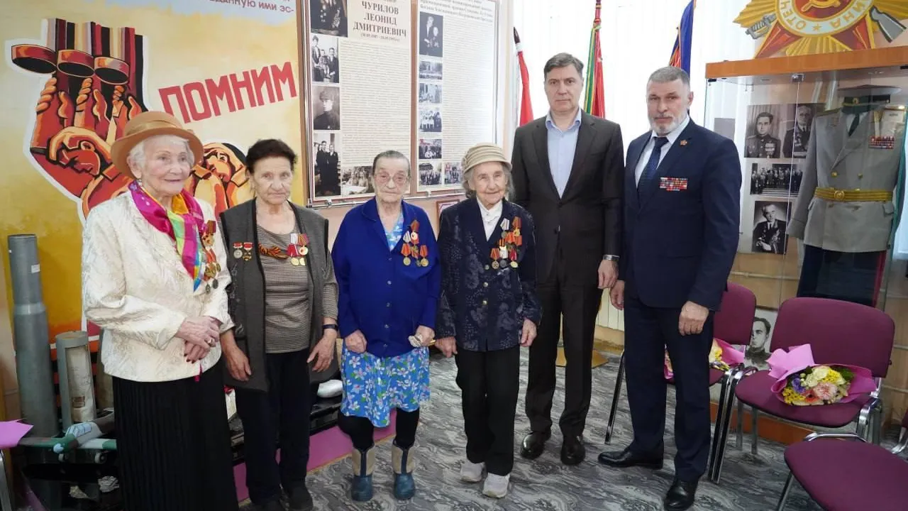 Глава Котельников вручил медали «80 лет Победы в Великой Отечественной Войне»