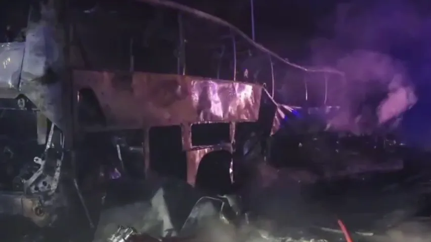 Сгорел дотла: появилось видео с автобусом гандбольных болельщиков на Кубани
