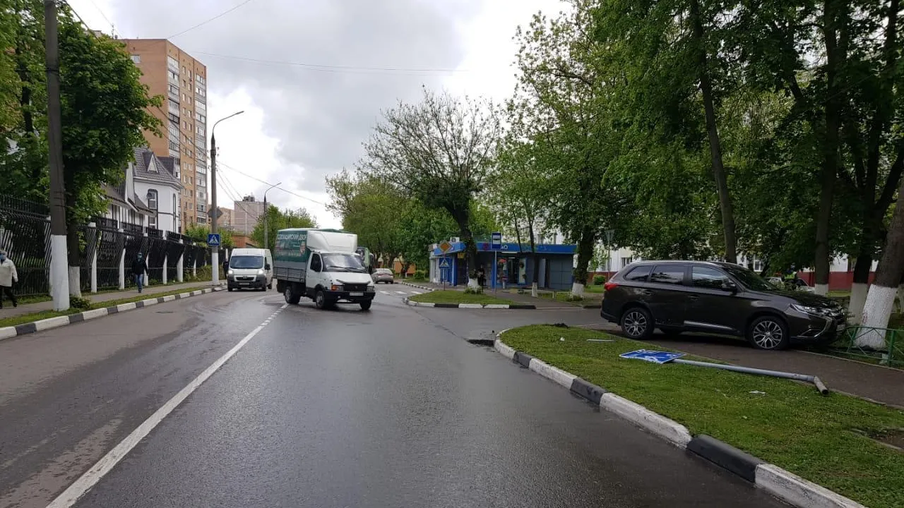 В Подольске иномарка врезалась в «Газель» и снесла дорожный знак