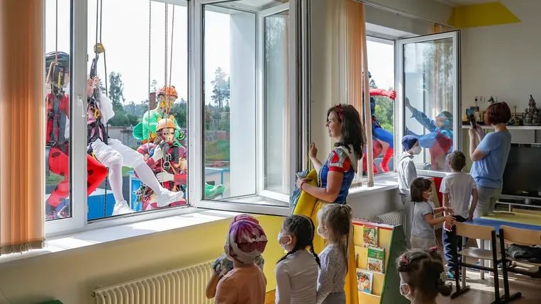 Альпинисты в костюмах супергероев посетили детей в онкодиспансере Балашихи